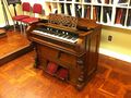 Flattop reed organ:[45][46][47][59] melodeon or American reed organ
