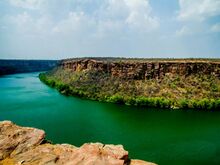 চিত্র:Chambal-river-gorge.jpg