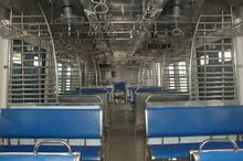 চিত্র:Mumbai India Train.JPG