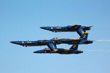 চিত্র:Blue angels double farvel.jpg