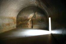 চিত্র:Barabar caves Sudama inside.jpg